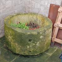 Antica mangiatoia in pietra leccese