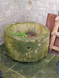 Antica mangiatoia in pietra leccese