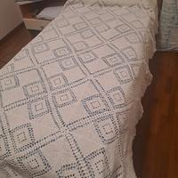 Coperta fatta a mano all’uncinetto in cotone bianc