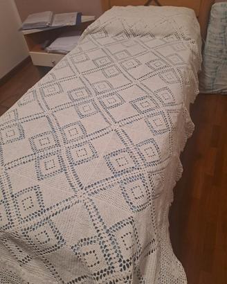 Coperta fatta a mano all’uncinetto in cotone bianc