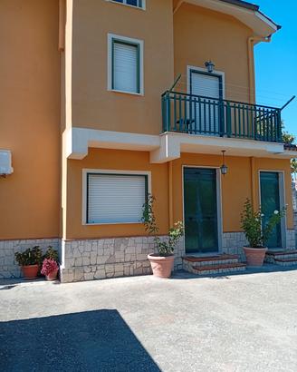 villa indipendente con terreno coltivato