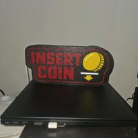 🎮 LAMPADA INSERT COIN LED – ARREDO GAME ROOM –
