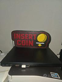 🎮 LAMPADA INSERT COIN LED – ARREDO GAME ROOM –