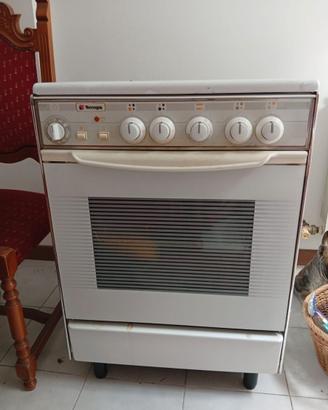 Piano cottura a gas 4 fuochi con forno – 40 euro