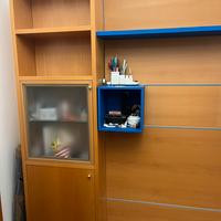 Mobile a parete e scaffalatura laterale