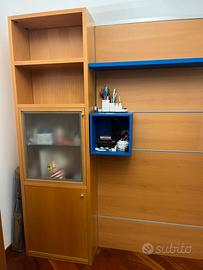 Mobile a parete e scaffalatura laterale