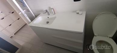 mobile e colonna bagno bianco