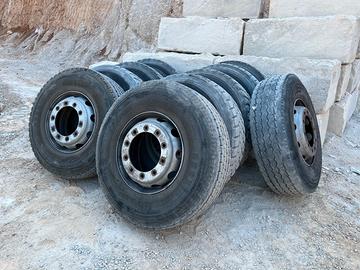 10 ruote con cerchi Pirelli e Petlas 315/80 R22.5