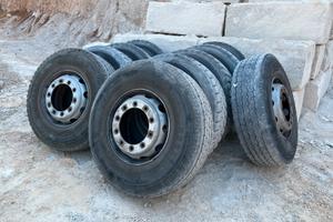 10 ruote con cerchi Pirelli e Petlas 315/80 R22.5