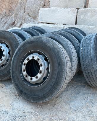 10 ruote con cerchi Pirelli e Petlas 315/80 R22.5
