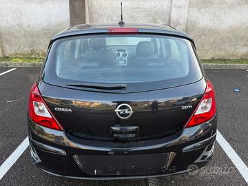 Macchina opel corsa