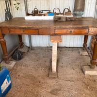 Tavolo antico e utensili