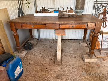 Tavolo antico e utensili