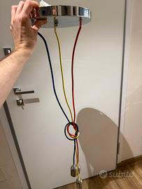 Lamoadario moderno con cavi colorati