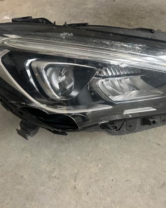 Faro Mercedes CLA 200