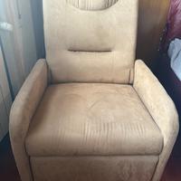 Poltrona con poggia piedi