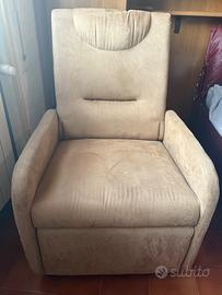Poltrona con poggia piedi