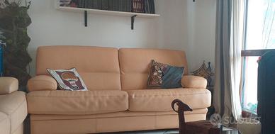 Due divani in pelle a tre e a due posti