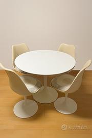 tavolo Tulip di Saarinen con 4 sedie