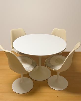 tavolo Tulip di Saarinen con 4 sedie