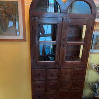 vetrina indiana artigianale con cassetti