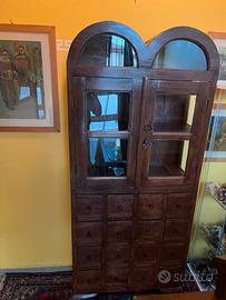 vetrina indiana artigianale con cassetti