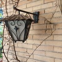 Lampada a lanterna in ferro battuto