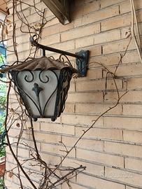 Lampada a lanterna in ferro battuto