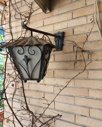 Lampada a lanterna in ferro battuto