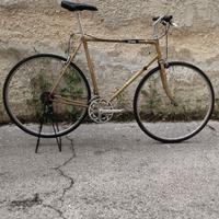 bici urbana con telaio da corsa d'epoca 
