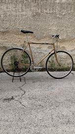bici urbana con telaio da corsa d'epoca 