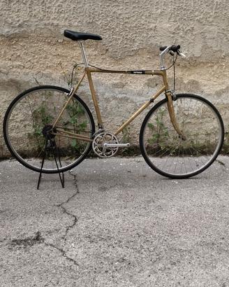 bici urbana con telaio da corsa d'epoca 