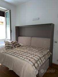 Letto a scomparsa da parete, con divano