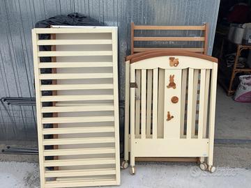 Lettino in legno con materasso