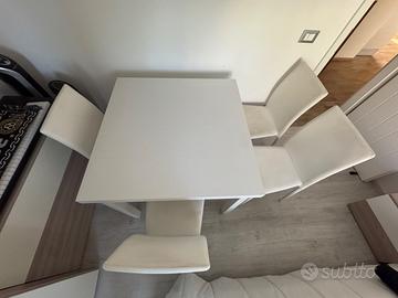 Tavolo 90x90 allungabile con 4 sedie