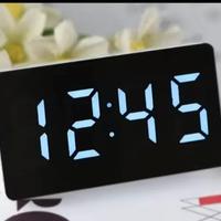 Sveglia a LED da comodino 