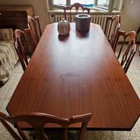 tavolo, vetrinetta, poltrone e divano