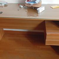 Scivania in legno con vetro per piano e due casset