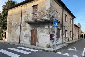 Casa indip. da ristrutturare con giardino a Cadeo