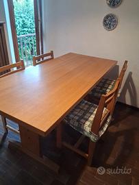 tavolo in legno con sedie e sgabelli coordinati