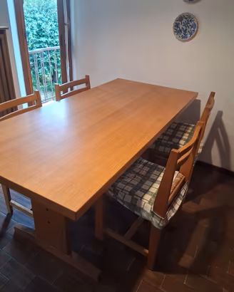 tavolo in legno con sedie e sgabelli coordinati