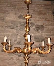 Lampadario antico in legno