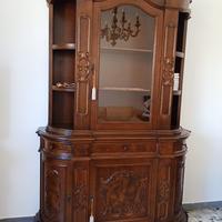 Mobile vintage con vetrine.