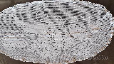 Centri tavola ovali ad uncinetto lavorati a mano