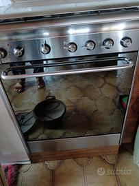 Cucina in acciaio Smeg 4 fuochi con forno 