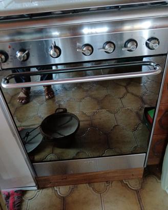 Cucina in acciaio Smeg 4 fuochi con forno 
