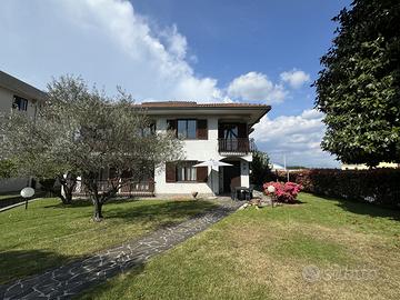 Villa con giardino