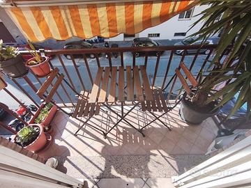 Tavolino e sedie da esterno in legno e metallo