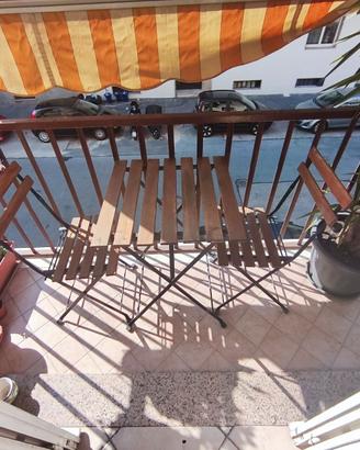 Tavolino e sedie da esterno in legno e metallo