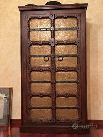 ARMADIO ANTICO IN LEGNO DECORATO IN METALLO DORATO